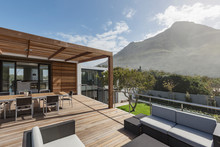 Sunny Home Showcase Exterior Balcony With Mountain View