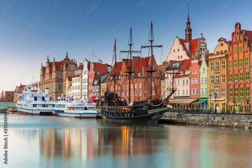 Beautiful scenery of the old town in Gdansk over Motlawa river at dawn, Poland. - obrazy, fototapety, plakaty 