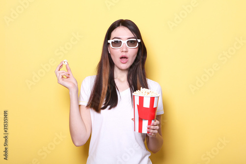Fotomural girl with popcorn on a colored background