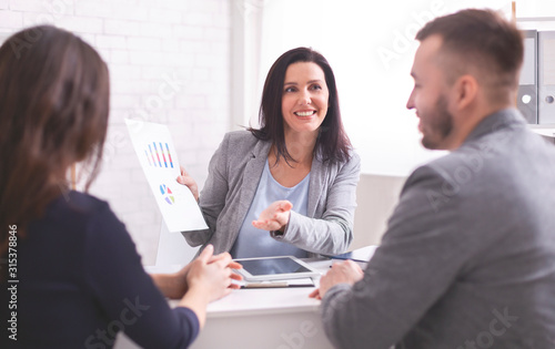 Fotografía Cheerful expert explaining investment plan to new clients