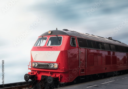  Fototapety pociągi   lokomotywa-pociag-i-peron-kolejowy-vintage-czerwona-lokomotywa