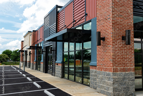 Fotografía New Shopping Strip Center Almost Ready to Open