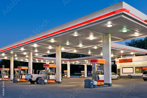 Fotografía Retail Gasoline Station and Convenience Store REWORKED