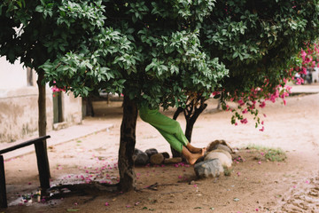 Niña jugando entre arboles