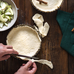 Fototapete - Man preparation homemade apple pie top view
