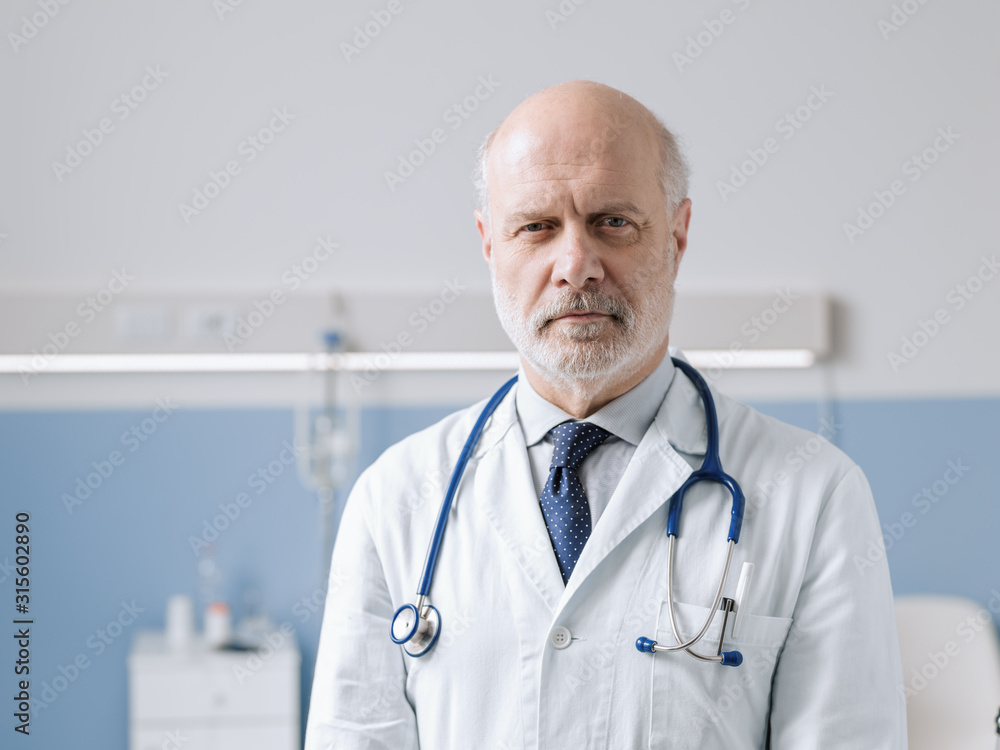 Professional doctor posing at the hospital - obrazy, fototapety, plakaty 