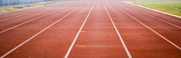 The left first curve of the synthetic rubber treadmill, The white line that separates the lens on the red rubber treadmill.