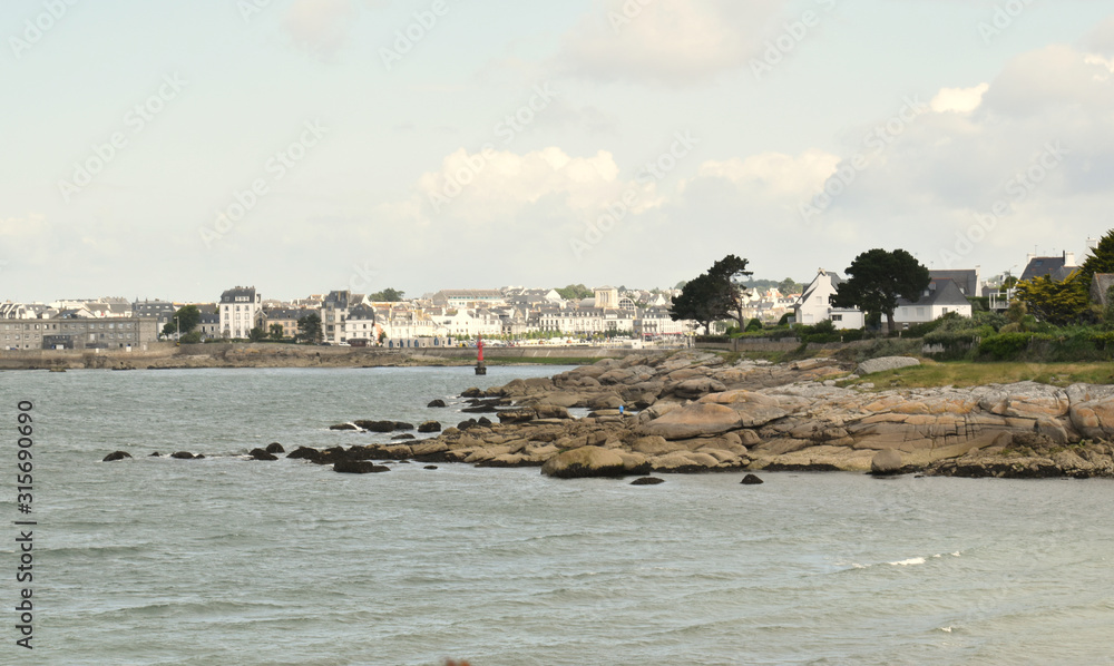Concarneau ses remparts son port de plaisance sa ria ses rochers dans le Finistère en Bretagne ville close au bord de l'Océan Atlantique - obrazy, fototapety, plakaty 
