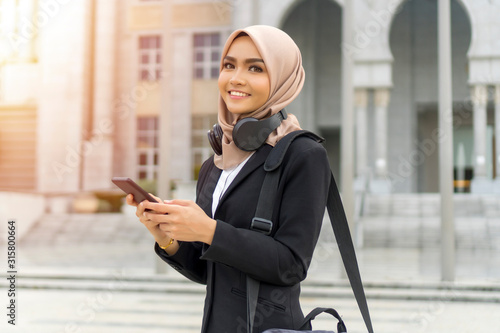 Fotomural Cute Malay Woman wearing hijab outdoor executive
