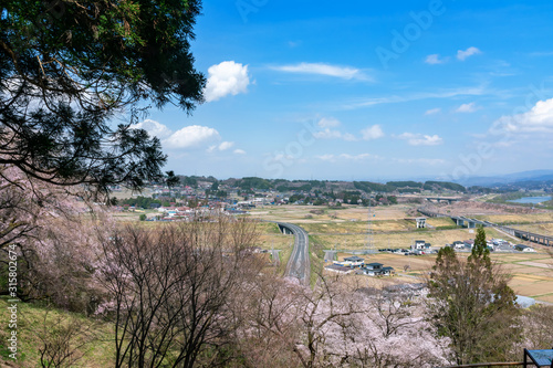 岩手平泉 桜満開の中尊寺東物見台から眺める北上川 Foto De Stock Adobe Stock 岩手平泉 桜満開の中尊寺東物見台から眺める北上川 Foto De Stock Adobe Stock