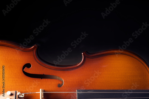 Dekoracja na wymiar  piekne-antyczne-skrzypce-na-czarnym-tle