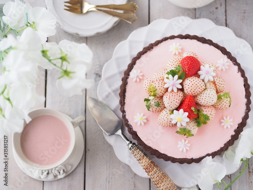 オシャレな白いイチゴのタルトケーキ Foto De Stock Adobe Stock