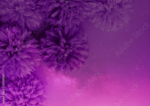 Dekoracja na wymiar  piekny-abstrakcyjny-kolor-fioletowe-i-rozowe-kwiaty-na-tle-blyskawicy-i-bialej-ramie-kwiatowej