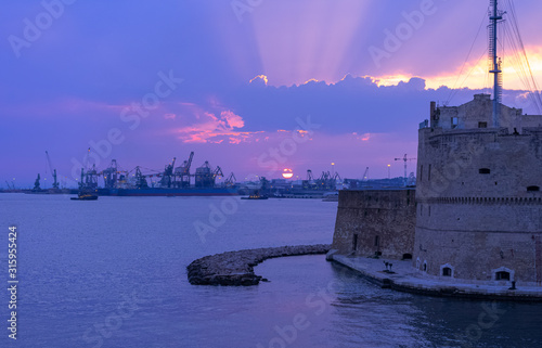 Cuadros en Lienzo Taranto ancient castle on waterfront in mediterranean sea