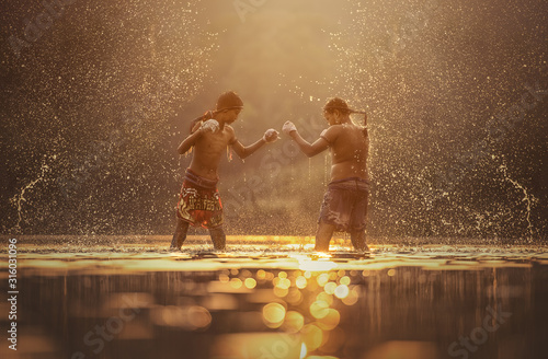 Obrazy Kickboxing  muay-thai-boks-zawodnicy-trenujacy-na-swiezym-powietrzu