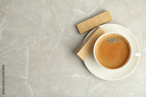 Cuadros en Lienzo Breakfast with delicious wafers and coffee on grey marble table, flat lay