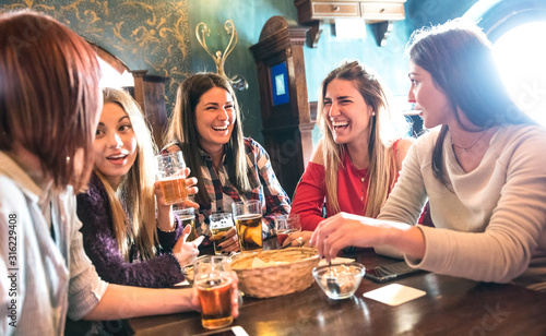 Fotomural Happy women drinking beer at brewery restaurant - Female friendship concept with
