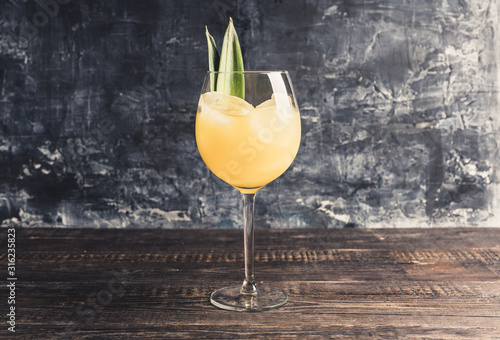 Fotomural Pineapple cocktail in wine glass