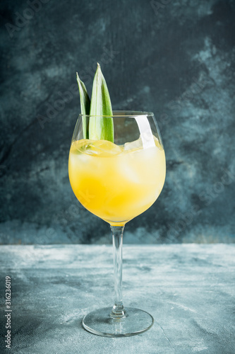 Fotomural Pineapple cocktail in wine glass