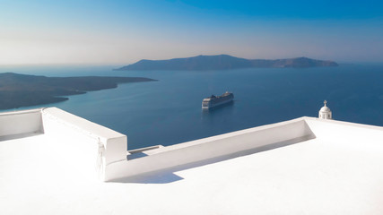  Santorin, Grèce blanc et bleu. Vue de la caldeira depuis le village de Fira.	