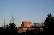 Bürogebäude und Wohnhäuser vor blauem Himmel im Licht der Abendsonne im Winter an der Hanauer Landstraße im Ostend von Frankfurt am Main in Hessen