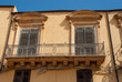 Kleiner Balkon an alten italienischem Haus auf Sizilien