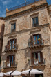 Kleiner Balkon an alten italienischem Haus auf Sizilien