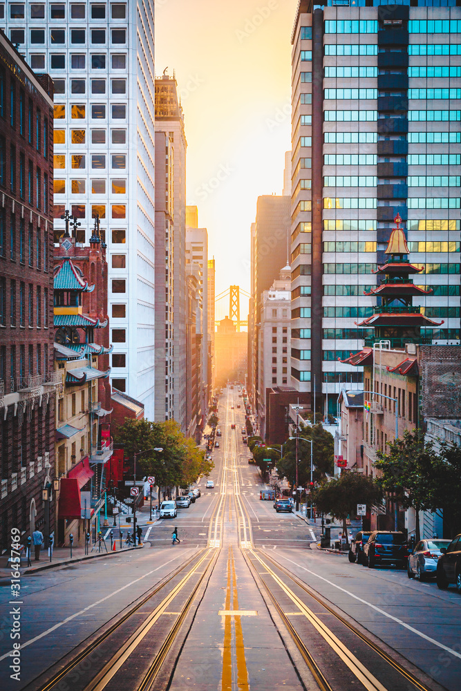Downtown San Francisco with California Street at sunrise, San Francisco, California, USA - obrazy, fototapety, plakaty 