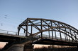 Geländer und Stahlkonstruktion der Deutschherrnbrücke vor blauem Himmel im Licht der Abendsonne am Hafenpark an der EZB Europäische Zentralbank im Ostend von Frankfurt am Main in Hessen