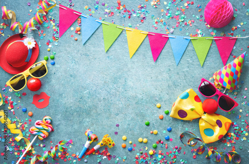 Fotografía Colorful carnival or party background streamers and confetti and funny faces