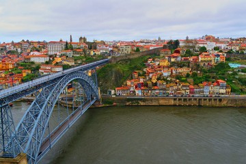 vista panoramica della città di Porto in Portogallo, sulle rive del fiume Douro, noto per i suoi grandi ponti e la produzione del vino Porto