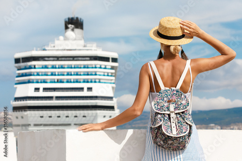 Cuadros en Lienzo Woman tourist standing in front of big cruise liner, travel female