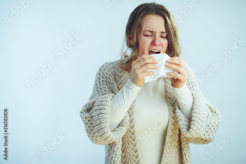 Photographie sick elegant housewife with napkin sneezing