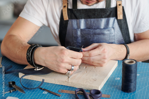 Cuadros en Lienzo Craftsman working on handmade leather product