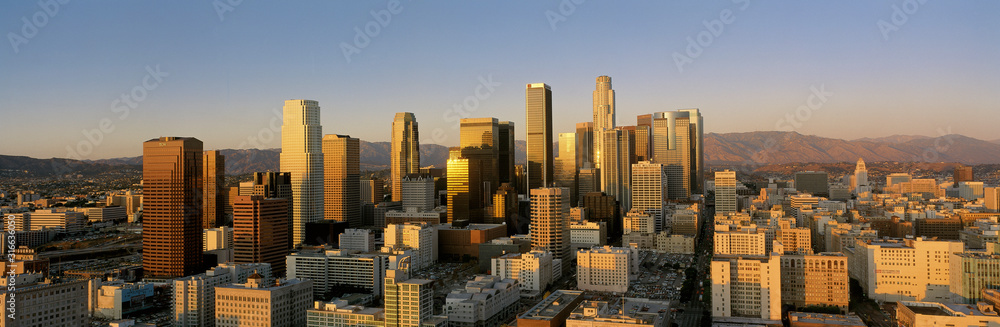 This is a view of the Los Angeles skyline at sunset. - obrazy, fototapety, plakaty 