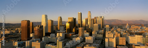 Cuadros en Lienzo This is a view of the Los Angeles skyline at sunset.