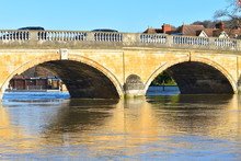 Medieval Stone Arch Bridge Over The Thames In South Oxfordshire. Section Of The Towpath Allows You To Explore Henley-on-Thames Town Famous For Its Royal Regatta And Award Winning River Rowing Museum
