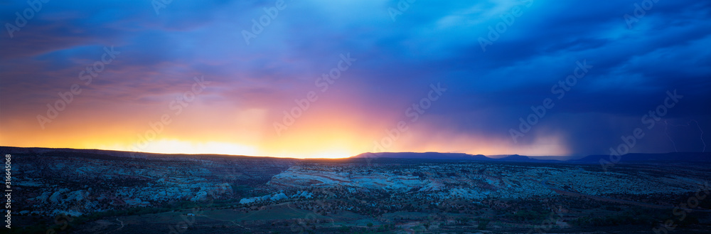 This is sunrise in Southwest Utah. - obrazy, fototapety, plakaty 