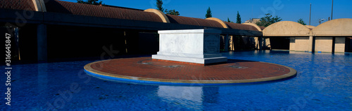 Fotomural This is the Martin Luther King Center with Martin Luther King's Tomb at the center of a reflecting pool