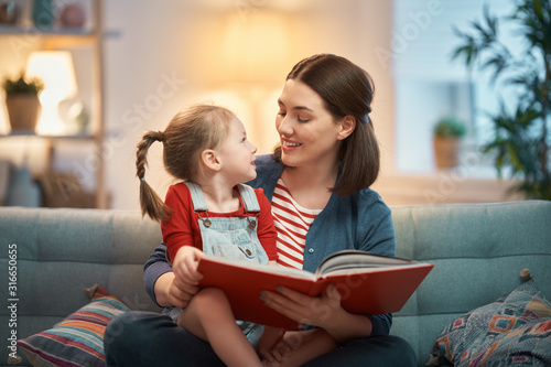 Fotomural mother reading a book to daughter