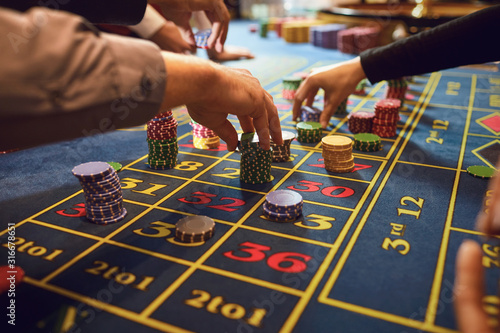 Cuadros en Lienzo Roulette table chips in a casino. Gamblers make bets in a casino.