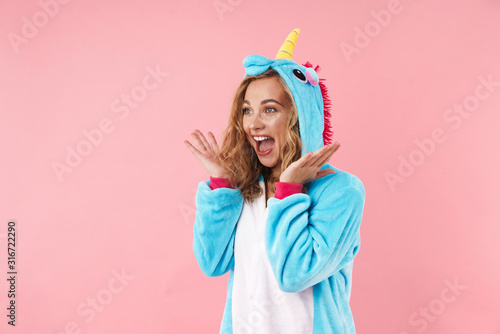 Cuadros en Lienzo Image of caucasian excited woman screaming while expressing surprise