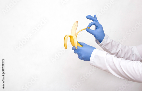 Cuadros en Lienzo Dotkor holds a banana in his hands and peels