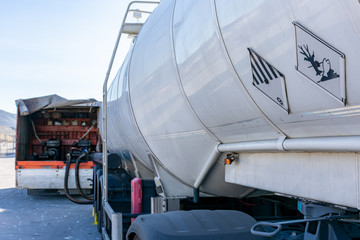 Canvas Print - Camion cisterna de combustible marino descargando 