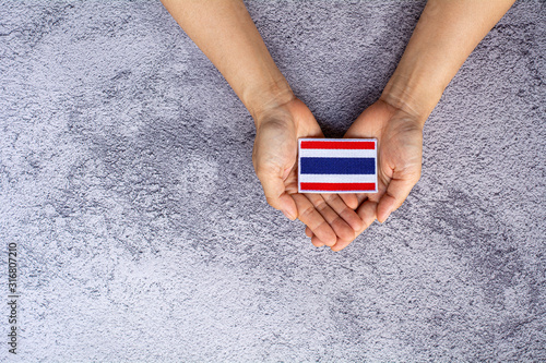 Fotomural Small thailand flag in a hand