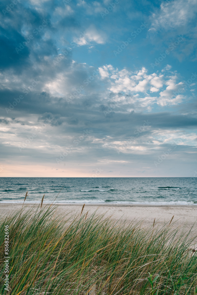Late summer sunset on the Baltic sea coastline. Landscape of a beach near Ustka, Poland. - obrazy, fototapety, plakaty 