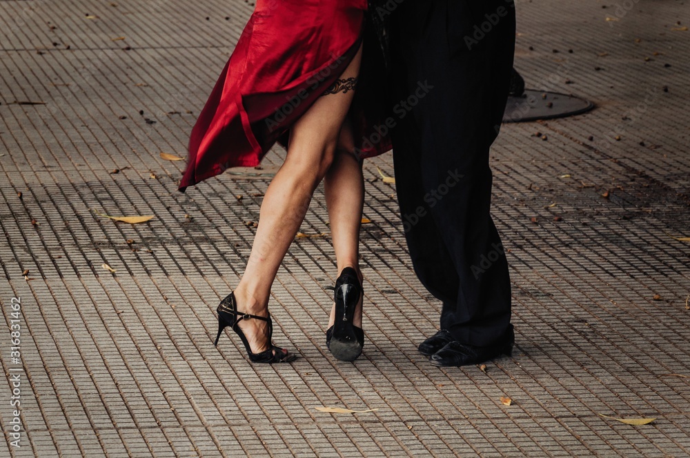 Pareja bailando tango en Buenos Aires - obrazy, fototapety, plakaty 
