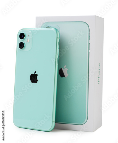Green Apple Iphone 11 With Box Isolated Foto De Stock Adobe Stock Green Apple Iphone 11 With Box Isolated Foto De Stock Adobe Stock