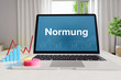 Normung – Business/Statistik. Laptop im Büro mit Begriff auf dem Monitor. Finanzen/Wirtschaft.