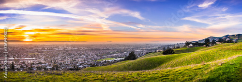 Fotomural Sunset view of residential and industrial areas in East San Francisco Bay Area;